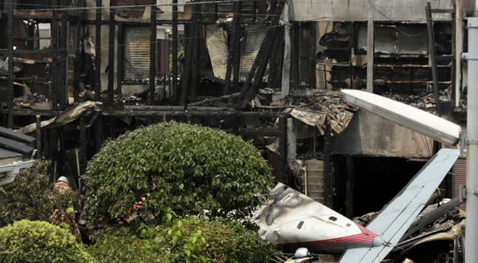 Japonya&#039;da binaya uçak çarptı: 3 ölü