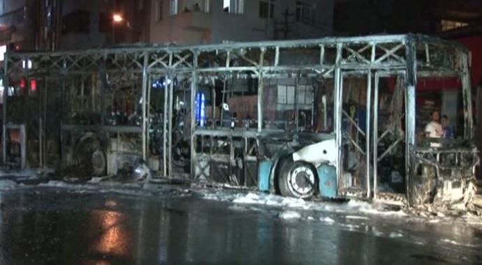 Ataşehir&#039;de teröristler otobüs yaktı