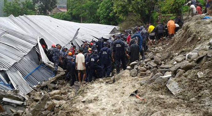 Nepal&#039;de heyelan: 17 ölü