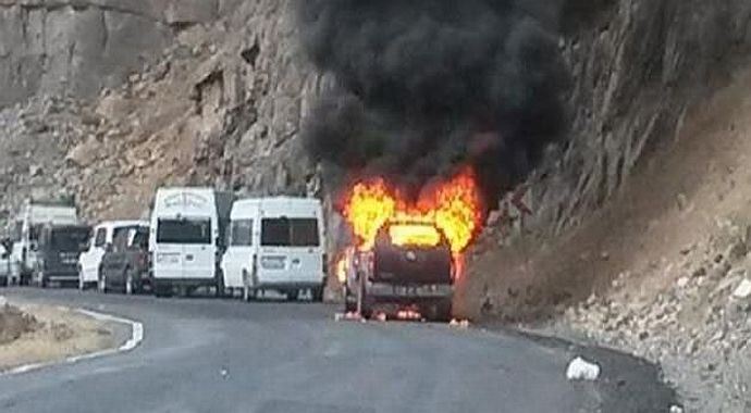 PKK&#039;lılar araçları ateşe verdi