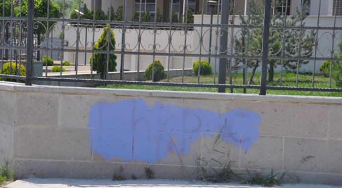 Adliye duvarına terör örgütlerinin isimleri yazıldı