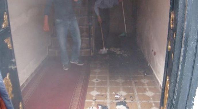 MHP Kars binası kapısında yangın paniği