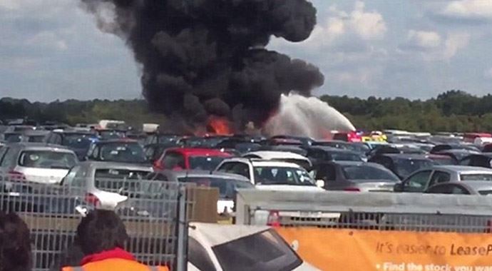 Araba pazarına uçak düştü: 4 ölü