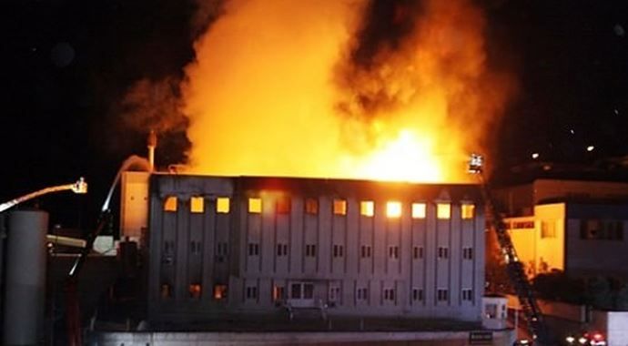 İzmir&#039;de yağ fabrikasında yangın! 2 yaralı var