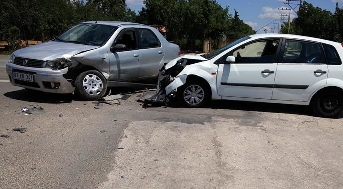 Edirne&#039;de aynı yol üzerinde iki kaza: 13 yaralı