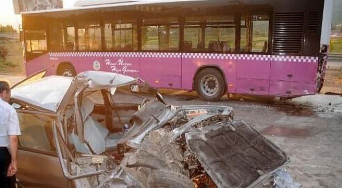 Otomobil, belediye otobüsüne çarptı: 1 yaralı