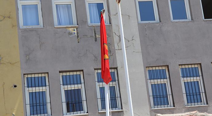 Silvan&#039;da Türk bayrağını indirip PKK flaması astı