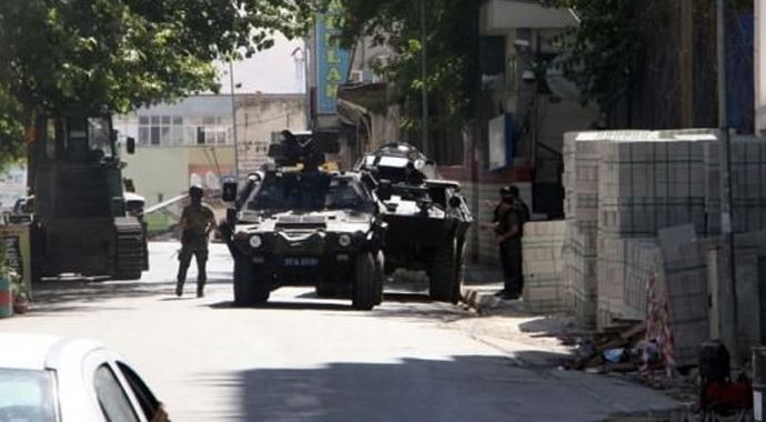 Silvan&#039;da polis merkezine bombalı saldırı