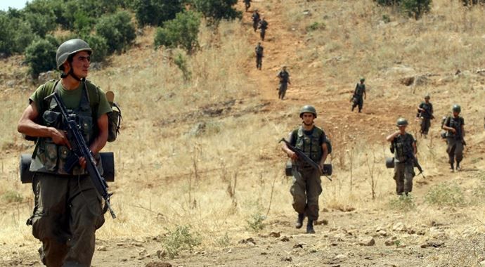 Bingöl&#039;de PKK yola döşediği bombayı patlattı