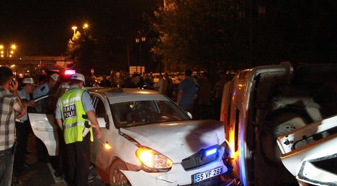 Kazaya müdahale eden polislere minibüs çarptı: 6 yaralı