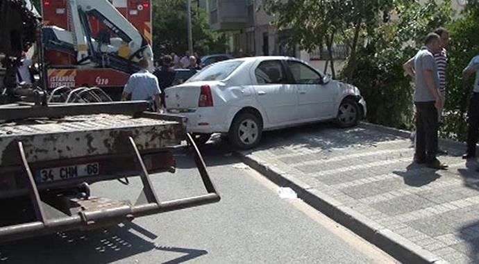 Üsküdar&#039;da feci kaza! Çay içerken üzerlerine araba düştü