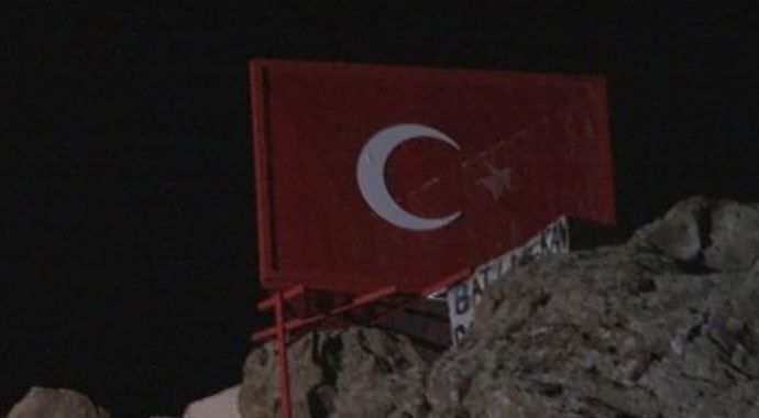 Türk Bayrağı&#039;nın yıldızını söktüler!