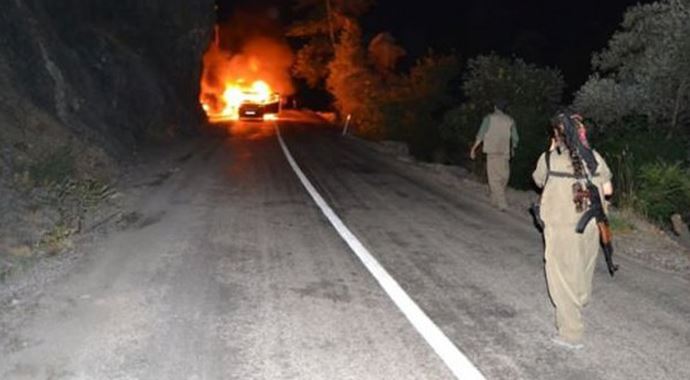 PKK 3 aracı yaktı