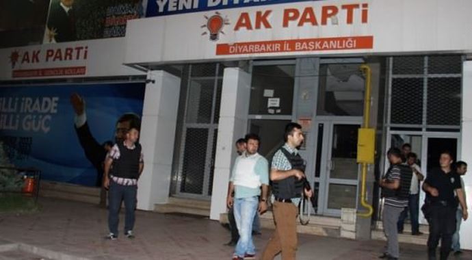 Diyarbakır&#039;da AK Parti binasına saldırı!
