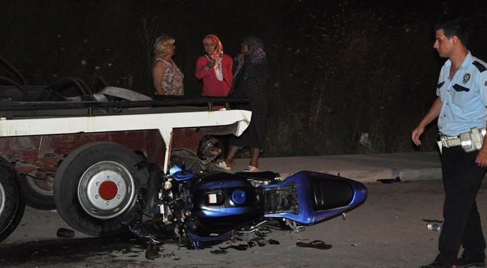 Motosiklet park halindeki vince bindirdi: 1 ölü