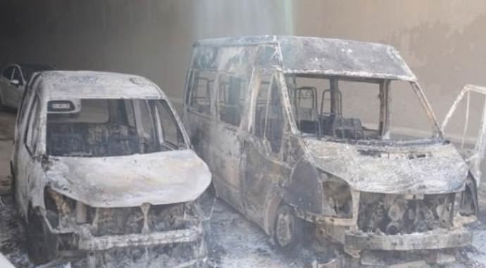 PKK&#039;lılar 30 iş makinesi ve aracı yaktı