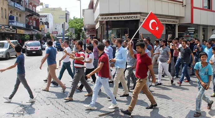 Şehit haberi Osmaniye&#039;de ülkücüleri sokağa döktü