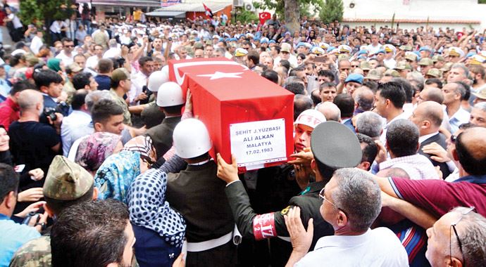 Şehit Alkan&#039;ı 15 bin kişi uğurladı