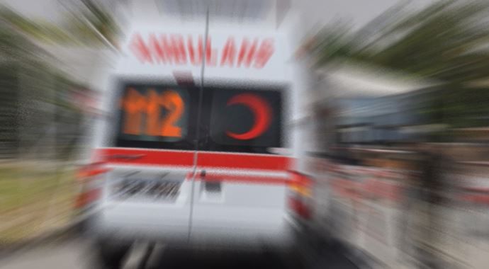 Ambulans kaza yaptı, 3 kişi yaralandı
