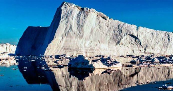 Titanik&#039;i batıran dev buzuldan kopan parça okyanusa iniyor