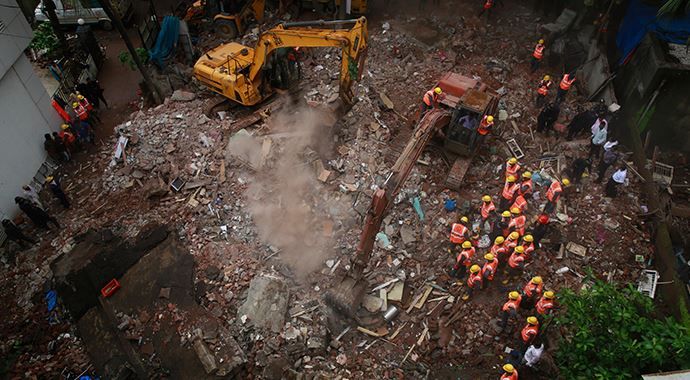 Hindistan&#039;da bina çöktü: 11 ölü