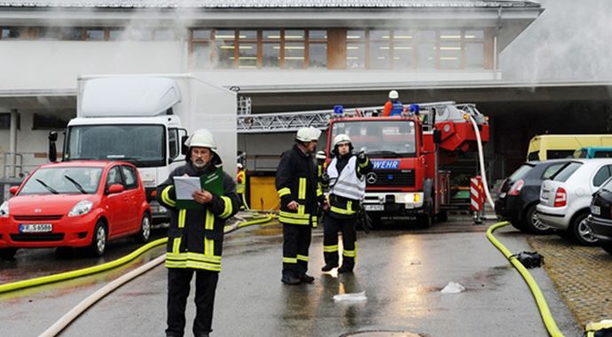 Almanya&#039;da marangozhanede yangın: 27 yaralı