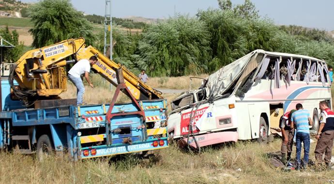 Kayseri&#039;de otobüs devrildi: 33 işçi yaralı