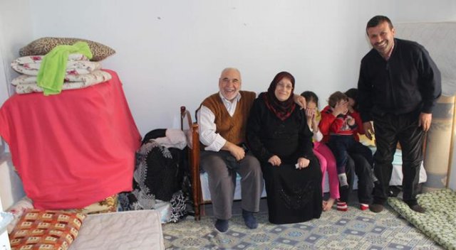70 yaşındaki adam 8 kişilik Suriyeli aileye evini açtı