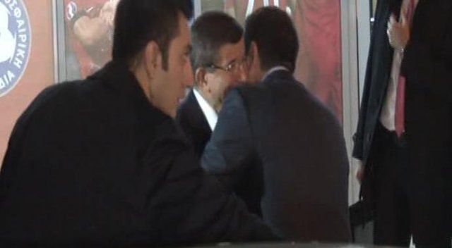 Başbakan Davutoğlu, Çipras’ı stat önünde karşıladı