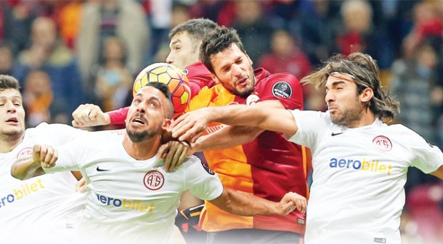 Hamzaoğlu’nu gönderen Galatasaray evinde Antalya&#039;ya takıldı
