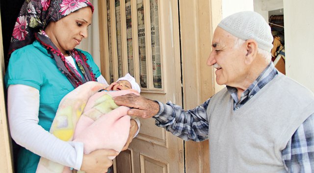 İnsanlık dersi! Afgan  aileye  oğlunun evini  açtı
