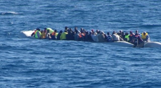 Mültecileri taşıyan bir bot battı