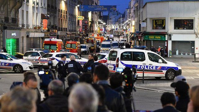 Paris&#039;te kadın canlı bomba kendini patlattı