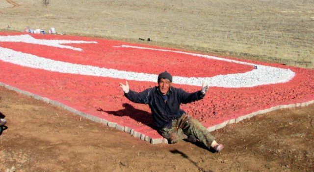 Çakıl taşlarıyla dev Türk bayrağı yaptı