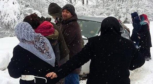 Cenazeye giden 23 kişi karda mahsur kaldı
