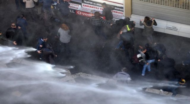 Diyarbakır’da Sur’a yürümek isteyen gruba polis müdahalesi