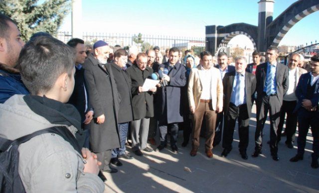 Diyarbakırlılar hendekleri protesto etti