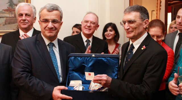 Erdoğan’ın hediyesi Aziz Sancar’a verildi