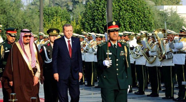 Erdoğan, Suudi Arabistan&#039;da törenle karşılandı