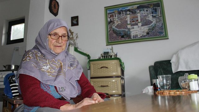 Evine &#039;izinsiz&#039; yerleştirilen Sırplara tazminat ödüyor