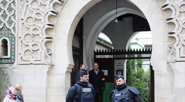 Fransa’da 3 cami kapatıldı