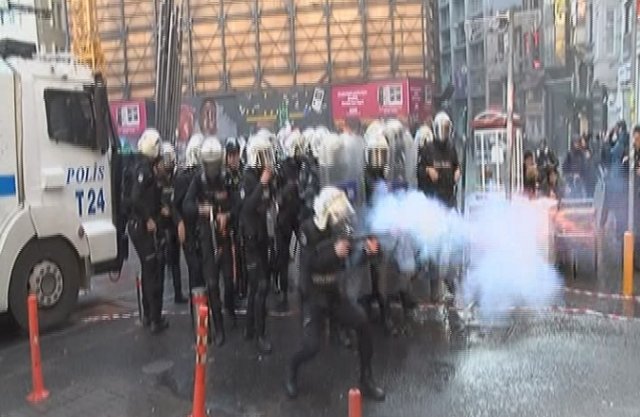 Galatasaray Meydanı’nda izinsiz gösteriye polis müdahalesi