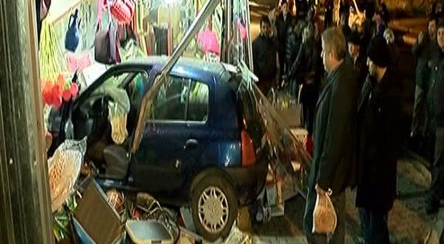 İstanbul&#039;da freni boşalan otomobil dükkana daldı