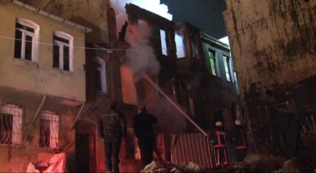 İstanbul Fatih&#039;te korkutan yangın!