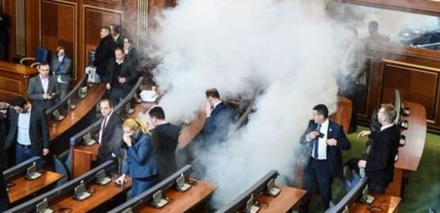 Kosova Meclisi&#039;nde yine gaz bombası atıldı