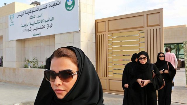Suudi Arabistan&#039;da kadınlar belediye meclislerinde 20 sandalye kazandı
