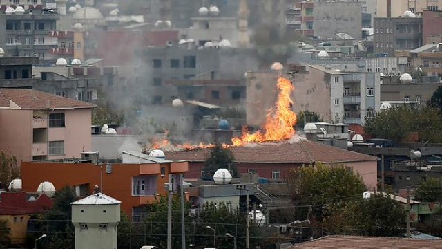 Teröristler Cizre&#039;de iki okulu ateşe verdi