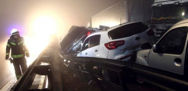 70 araç birbirine girdi: 4 ölü, 30 yaralı