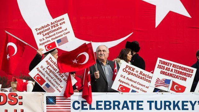 ABD&#039;de Türkiye aleyhine gösteriye Türklerden protesto