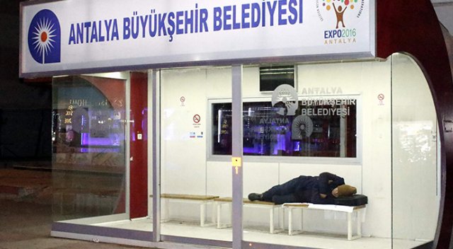 Antalya Büyükşehir Belediyesi&#039;nin &quot;bimekan&quot; durakları evsizlere sığınak oldu